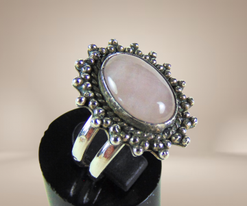 Zilveren ring dubbele band roze kwarts beige achtergrond 1