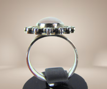 Zilveren ring dubbele band roze kwarts beige achtergrond 2