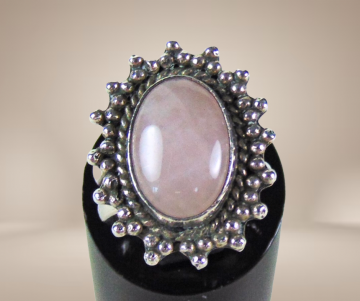 Zilveren ring dubbele band roze kwarts beige achtergrond 4