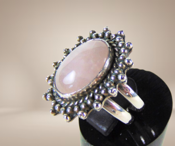 Zilveren ring dubbele band roze kwarts beige achtergrond 5