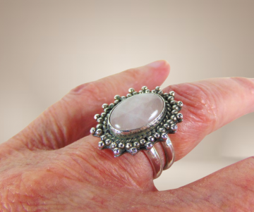 Zilveren ring dubbele band roze kwarts beige achtergrond 7