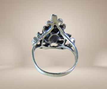 Zilveren roos ring met blaadjes beige achtergrond 1