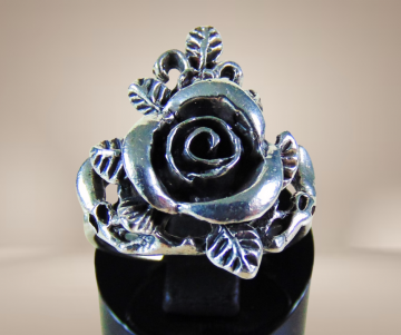 Zilveren roos ring met blaadjes beige achtergrond 2