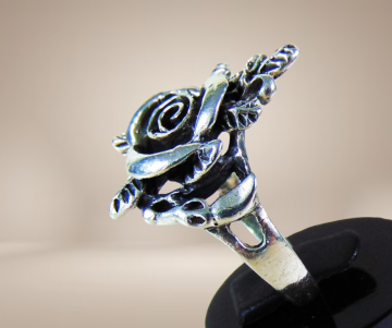 Zilveren roos ring met blaadjes beige achtergrond 3