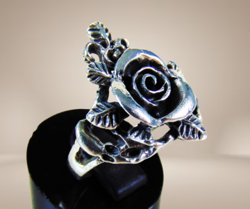 Zilveren roos ring met blaadjes beige achtergrond 4