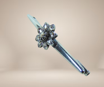 Zilveren staaf broche roos diamanten beige achtergrond 1