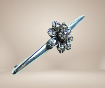 Zilveren staaf broche roos diamanten beige achtergrond 2