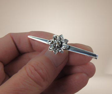 Zilveren staaf broche roos diamanten beige achtergrond 3