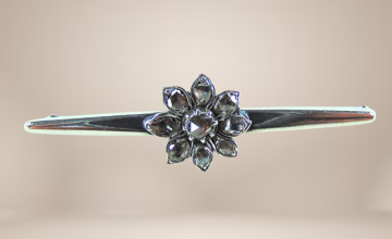 Zilveren staaf broche roos diamanten beige achtergrond 4