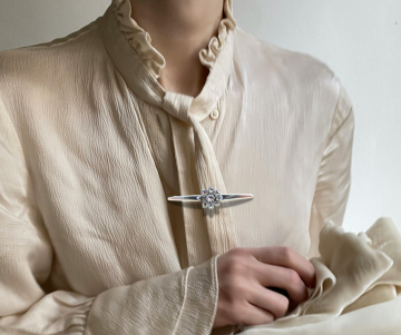 Zilveren staaf broche roos diamanten op blouse