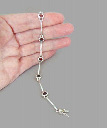 Zilveren staafjes schakel tennisarmband granaat 1