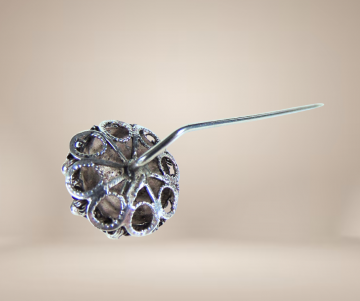 Zilveren zeeuwse knoop stickpin revers speld beige achtergrond