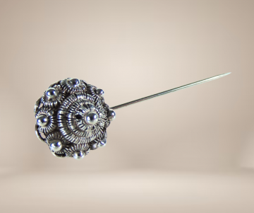 Zilveren zeeuwse knoop stickpin revers speld beige achtergrond 1