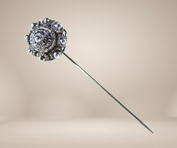 Zilveren zeeuwse knoop stickpin revers speld beige achtergrond 2