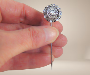 Zilveren zeeuwse knoop stickpin revers speld beige achtergrond 3