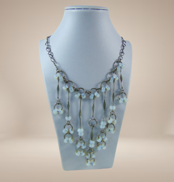Zilverkleur lange design waterval ketting opaliet glas om nek gedragen 1