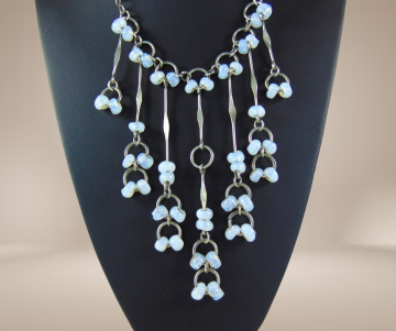 Zilverkleur lange design waterval ketting opaliet glas om nek gedragen 5