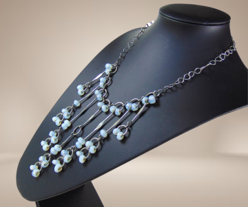 Zilverkleur lange design waterval ketting opaliet glas om nek gedragen 6