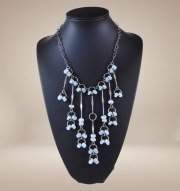 Zilverkleur lange design waterval ketting opaliet glas om nek gedragen 7