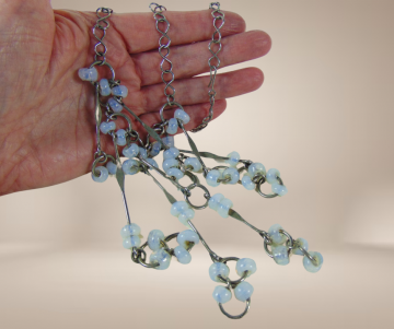 Zilverkleur lange design waterval ketting opaliet glas om nek gedragen 8