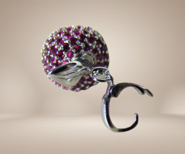 Zware 925 zilveren thailand ste appel met robijn hanger beige achtergrond