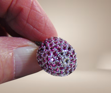 Zware 925 zilveren thailand ste appel met robijn hanger beige achtergrond 1