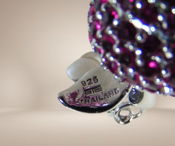 Zware 925 zilveren thailand ste appel met robijn hanger beige achtergrond 2