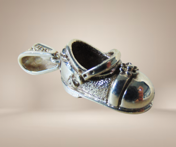 Zware mexico zilveren meisjesschoen hanger beige achtergrond 1