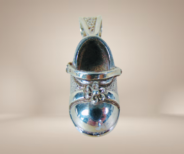 Zware mexico zilveren meisjesschoen hanger beige achtergrond 2