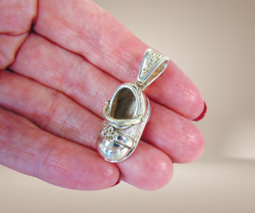 Zware mexico zilveren meisjesschoen hanger beige achtergrond 4