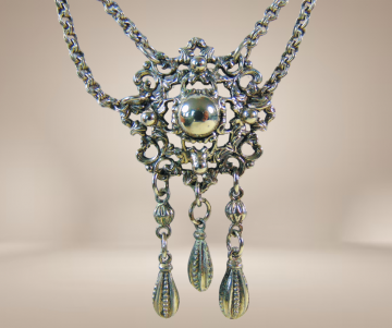 Zware victoriaanse zilver kleur ketting 3 pampels beige achtergrond