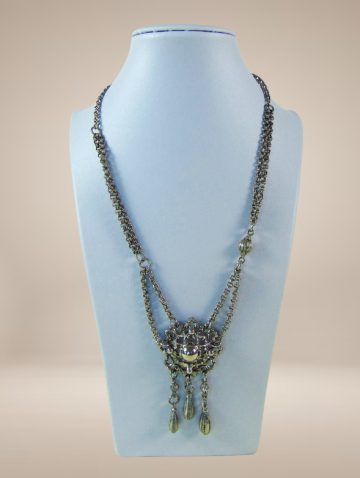 Zware victoriaanse zilver kleur ketting 3 pampels beige achtergrond 1