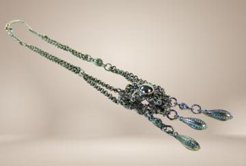 Zware victoriaanse zilver kleur ketting 3 pampels beige achtergrond 2