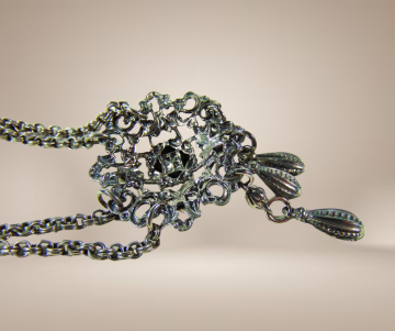 Zware victoriaanse zilver kleur ketting 3 pampels beige achtergrond 3