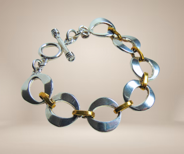 Zware zilver en verguld zilveren sckakelarmband grote ogen toggle  beige achtergrond