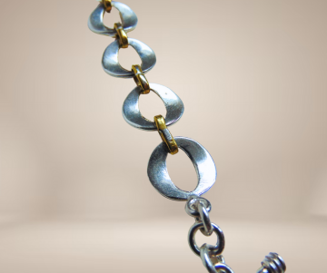 Zware zilver en verguld zilveren sckakelarmband grote ogen toggle  beige achtergrond  1