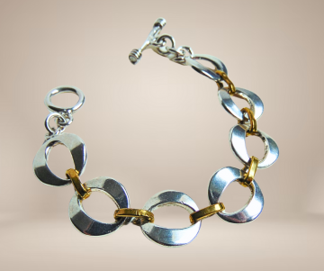 Zware zilver en verguld zilveren sckakelarmband grote ogen toggle  beige achtergrond  2