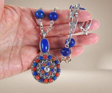 Zware zilveren etnische lapis lazuli koraal ketting hanger beige achtergrond