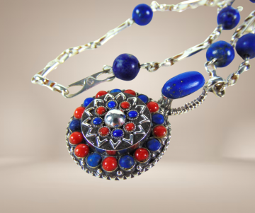 Zware zilveren etnische lapis lazuli koraal ketting hanger beige achtergrond 1