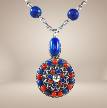 Zware zilveren etnische lapis lazuli koraal ketting hanger beige achtergrond 4