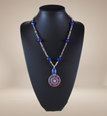 Zware zilveren etnische lapis lazuli koraal ketting hanger beige achtergrond 5