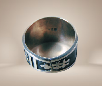 Zwart zilveren brede muzieknoten ring beige achtergrond 3