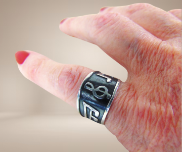 Zwart zilveren brede muzieknoten ring beige achtergrond 4