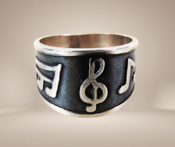 Zwart zilveren brede muzieknoten ring beige achtergrond 5