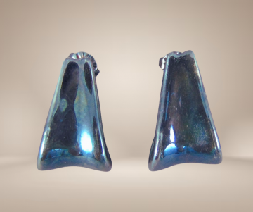 Zwarte geoxideerd strakke krul oorbellen zilver beige achtergrond