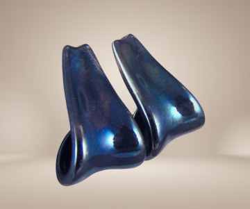 Zwarte geoxideerd strakke krul oorbellen zilver beige achtergrond 3