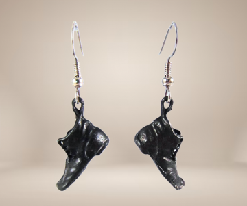 Zwarte schoenen oorbellen beige achtergrond