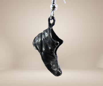 Zwarte schoenen oorbellen beige achtergrond 2